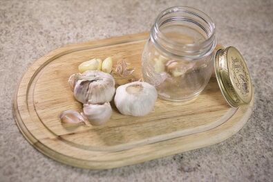 Garlic in idle to remove parasites from the body